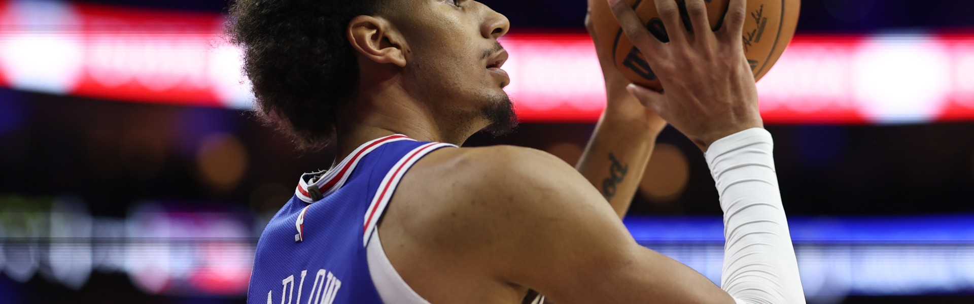 开云官网-火力压制！巴洛反击一马当先起飞暴扣 76人下半场13-2打停太阳