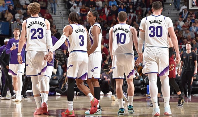 偶尔也能打出一些东西，爵士锋线新星看起来也是在稳步提升之中？