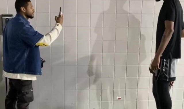 开云中国-【现场】KD生涯新高难阻失利 亚瑟小子更衣室送安慰