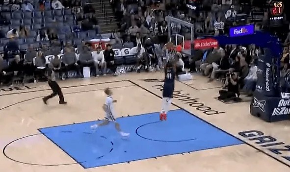 开云移动端-贝快攻扣篮打进砍下31分，鹈鹕末节打出22-11灰熊叫停