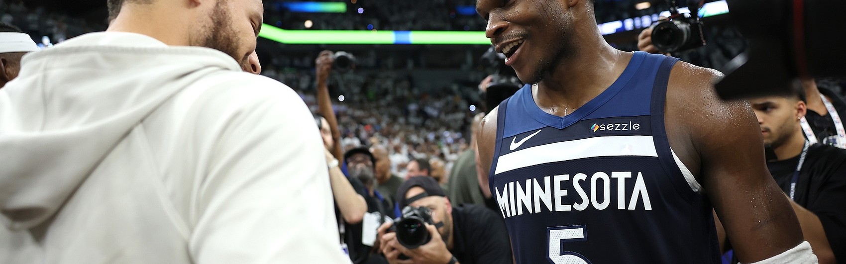 开云下载-爱德华兹：库里是我兄弟&amp;我爱他的一切 他是最伟大控卫 不太懂rap