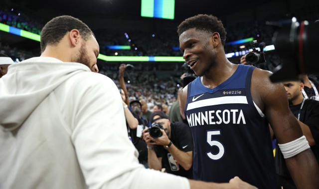 开云下载-爱德华兹：库里是我兄弟&amp;我爱他的一切 他是最伟大控卫 不太懂rap