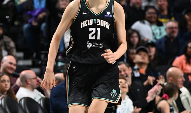 开云移动端-得分全场最高！WNBA季前赛 韩旭10投6中&amp;罚球7中7砍20分2板1助2帽